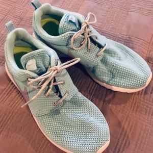 Nike Rosche Run women size 8